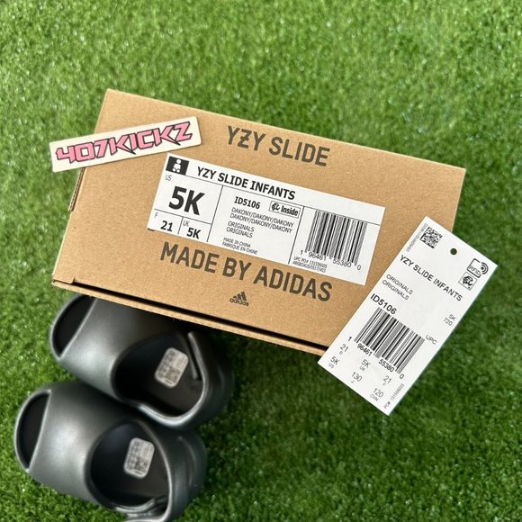 2024 Yeezy Slides 'Dark Onyx' 👟 - Picture 3 of 7